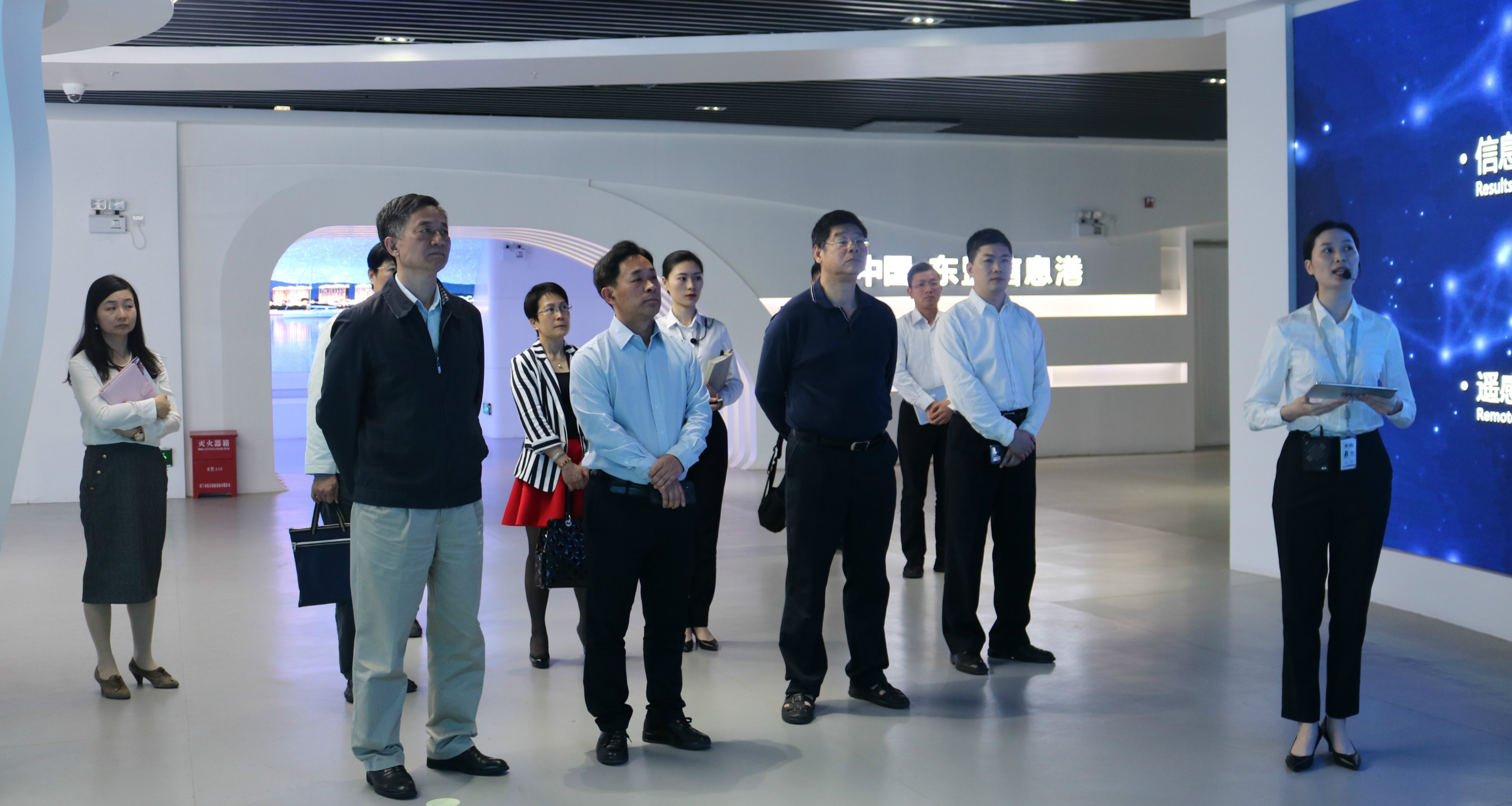 自治区国资委主任,党委书记管跃庆到中国东信调研