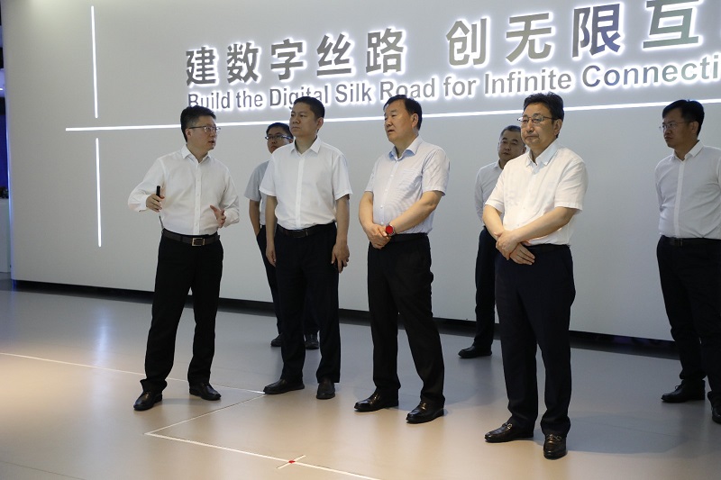 图：调研组一行参观中国—东盟信息港数字经济展示中心.jpg