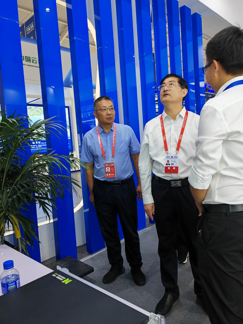 800图2：云南省住房和城乡建设厅党组书记、厅长尹勇，党组成员、副厅长阿苏务千莅临中国东信展位调研.png