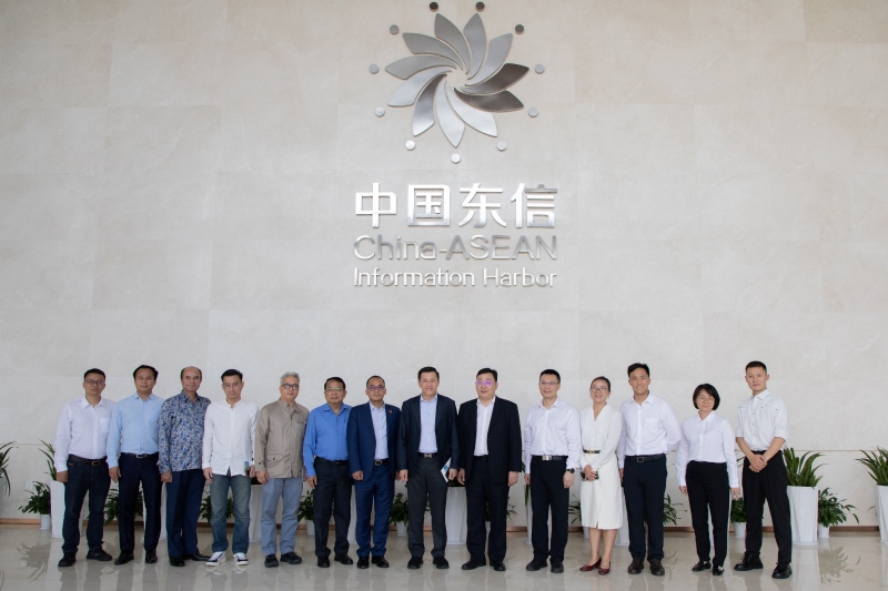 1781182902671012331.jpg 柬埔寨合影800.jpg