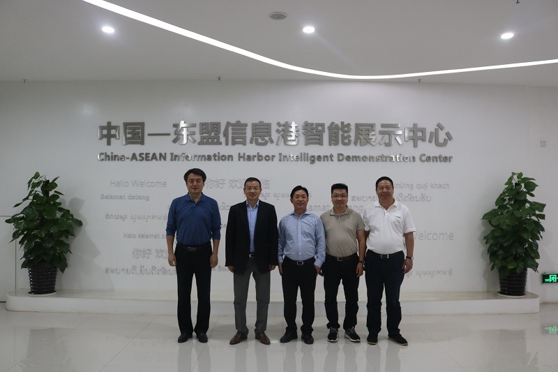 巴马县委书记王军和光大金控投资控股有限公司总裁王伟峰等到中国东信